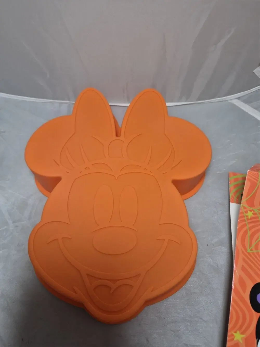 💥 NWT Minnie Mouse Disney Baking Mold Color Orange Silicone